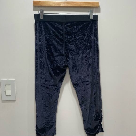 Free People Velvet Cropped Leggings with Slim Fit and Ruching Detail - Picture 2 of 3